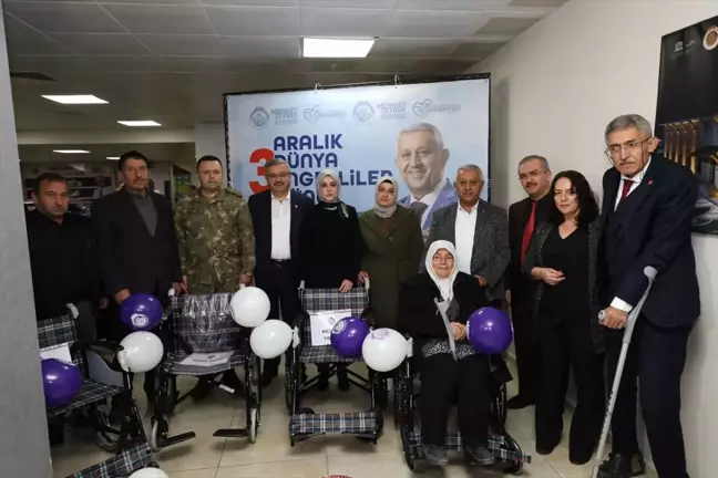 Afyonkarahisar Belediyesi Engellilere Tekerlekli Sandalye Hediye Etti