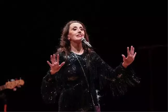 İspanyol Diva Luz Casal İş Sanat'ta Konser Verdi
