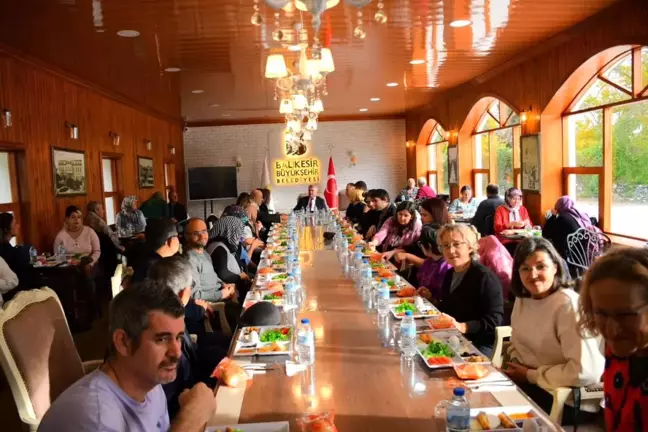 AK Parti Edremit İlçe Başkanlığı Engelliler Günü'nde kahvaltı programı düzenledi