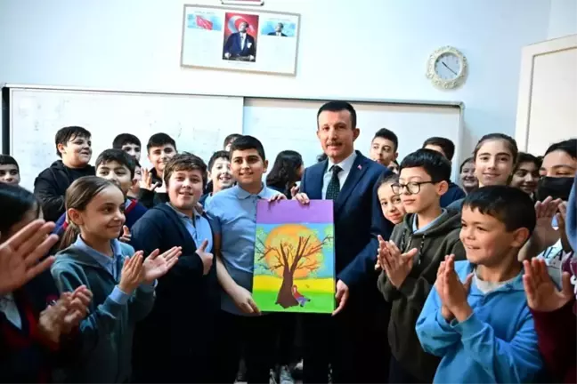 Altındağ Belediyesi 8. sınıf öğrencilerine LGS hazırlık kitabı dağıtıyor
