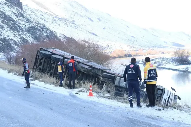 Ağrı'da Şarampole Devrilen Tırın Sürücüsü Hayatını Kaybetti
