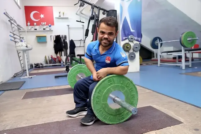 Doğuştan Boy Kısalığı Bulunan Halterci Abdullah Kayapınar, Paris 2024 Paralimpik Oyunları İçin Çalışıyor