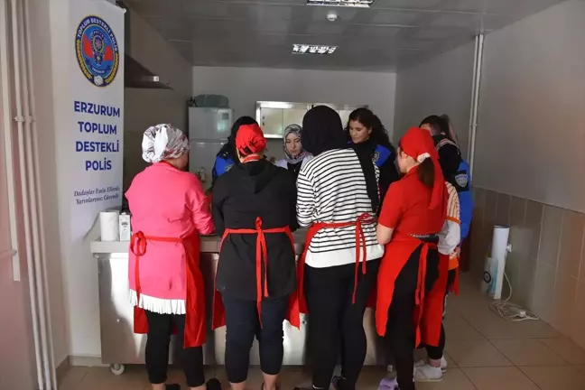 Erzurum'da polisler çocukları sevindiriyor