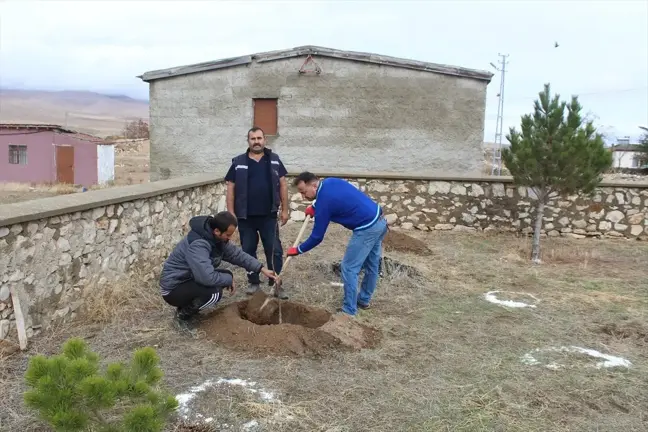 Yunak'ta Organik Okul Bahçem Projesi kapsamında Yavaşlı Mahallesi İlkokulu bahçesine ceviz ve badem ağaçları dikildi