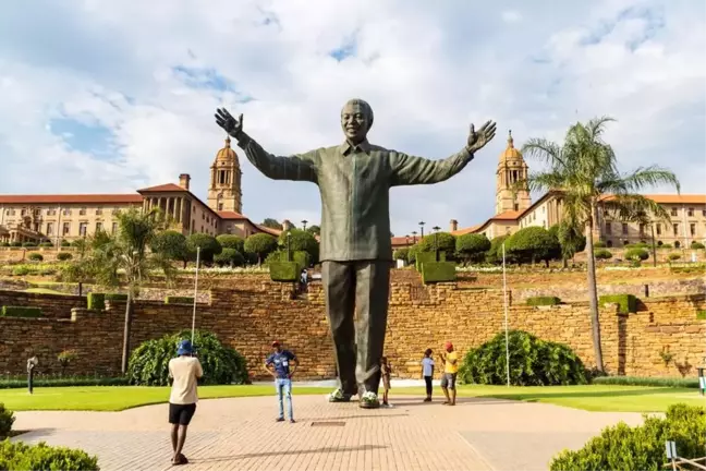 Güney Afrika'nın Eski Devlet Başkanı Nelson Mandela Hayatını Kaybetti