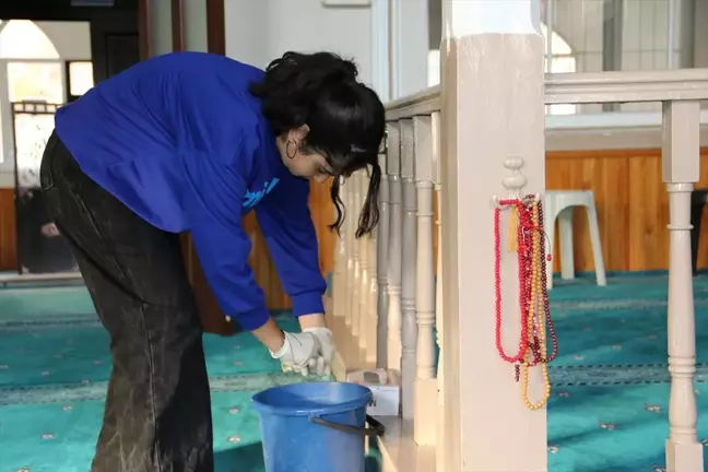 Aydın'da Gençler Dünya Gönüllüler Günü'nde Cami Temizliği Yaptı