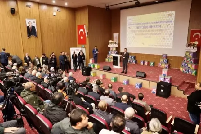 Tarım ve Orman Bakanı İbrahim Yumaklı Manisa'da Üreticilere Ana Arı Üretim Kovanı Dağıttı