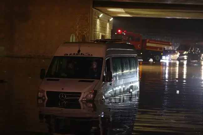 Gaziantep'te Sağanak Yağış Nedeniyle Mahsur Kalan Araçlar Kurtarılıyor