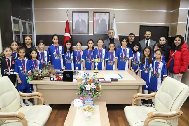Ortaokul hentbol takımı oyuncularından 19 Mayıs Belediye Başkanı Topaloğlu'na ziyaret