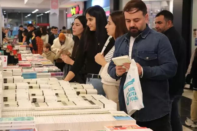 Siirt'te 8. Kitap Fuarı Ziyaretçi İlgisiyle Devam Ediyor