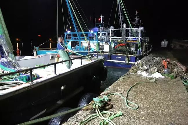 Kardeşlerden Deniz Temizliği İçin Örnek Davranış