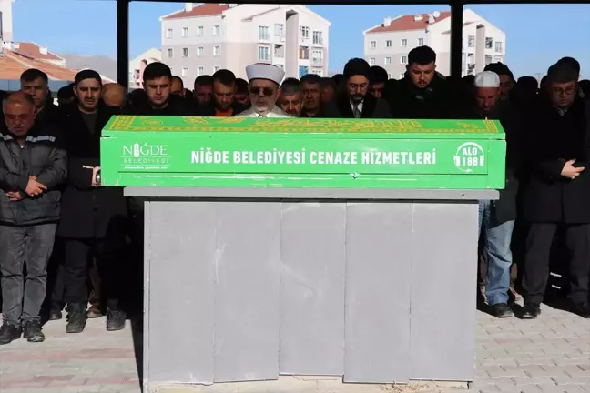 Niğde'de içecek fabrikasında zehirlenen işçilerin cenazeleri toprağa verildi
