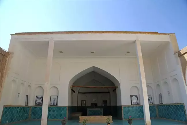 İsfahan'da bulunan Melikşah ile Nizamülmülk'ün kabirleri asırlardır aynı aile tarafından korunuyor