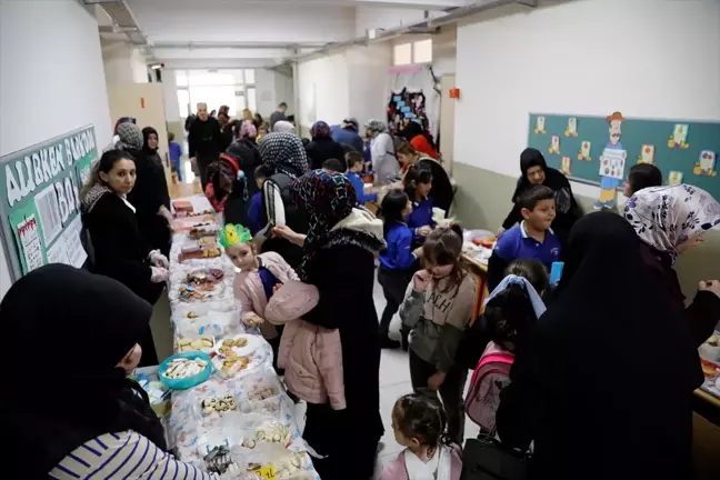 Samsun'da minik öğrenciler meyve sebze satarak okula bağışladı