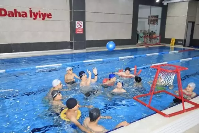 Sultangazi Belediyesi Gençlere Yüzme Eğitimi Veriyor
