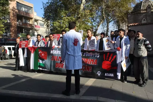 Adana ve Mersin'de sağlık çalışanları İsrail'in Gazze'deki saldırılarına tepki için sessiz yürüyüş düzenledi