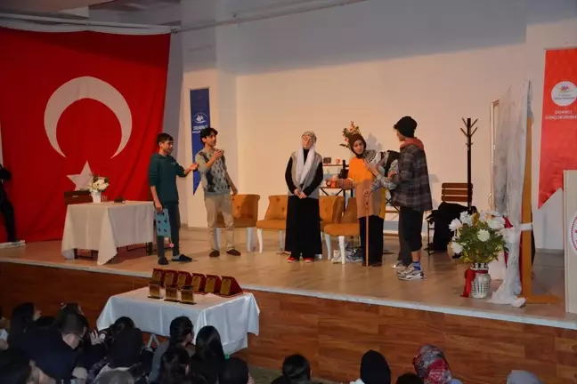 Demirci'de Liseler Arası Skeç Yarışması Düzenlendi