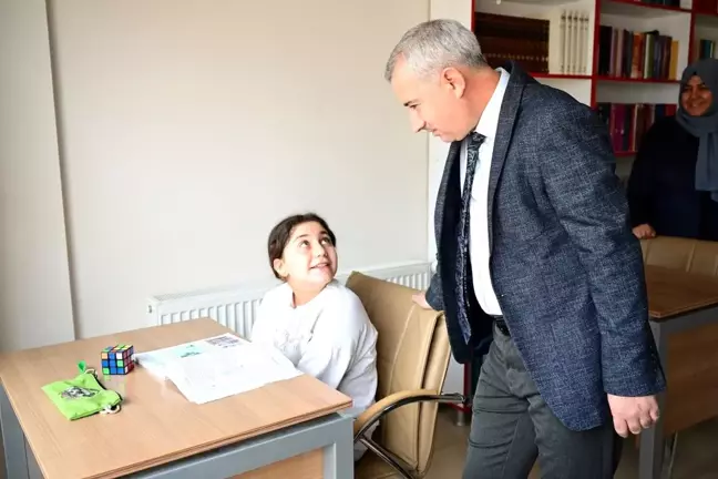 Yeşilyurt Belediye Başkanı Mehmet Çınar, Bostanbaşı Kültür ve Sanat Merkezinde Öğrencileri Ziyaret Etti