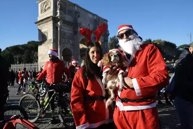 Roma'da Noel Baba Kostümlü Bisiklet Turu