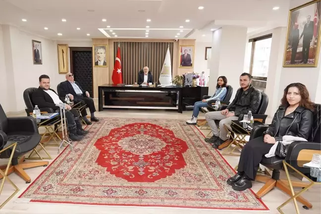 Altı Nokta Körler Derneği Isparta Şube Başkanı İsmail Er, Isparta Belediye Başkanı Şükrü Başdeğirmen'i ziyaret etti