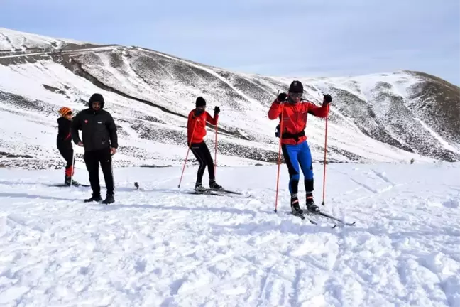 Bitlis'teki kayaklı koşu takımı Nemrut Dağı'nda antrenman yapıyor