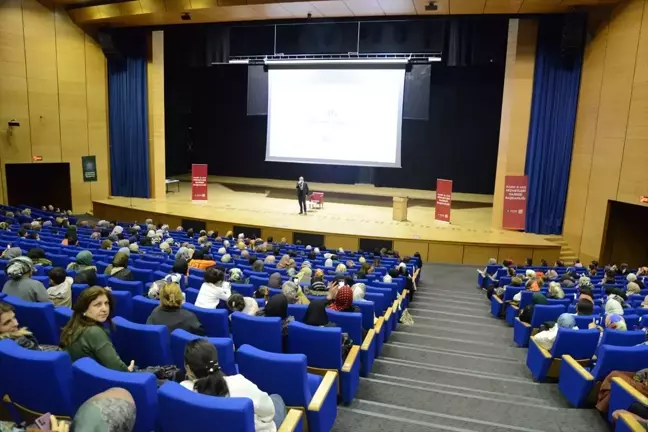 Diyarbakır Büyükşehir Belediyesi'nin düzenlediği 'Huzur Hanem' buluşmalarında Senai Demirci söyleşi gerçekleştirdi