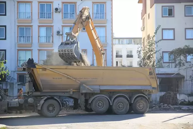 İskenderun'da deprem hasarlı 11 bina kontrollü yıkıldı