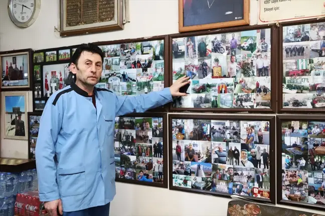 Kahvehane işletmecisi müşterilerin fotoğraflarını sergiliyor