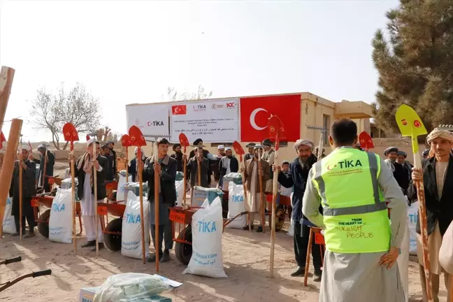 TİKA, Afganistan'da 330 çiftçiye tarımsal teçhizat desteği sağladı