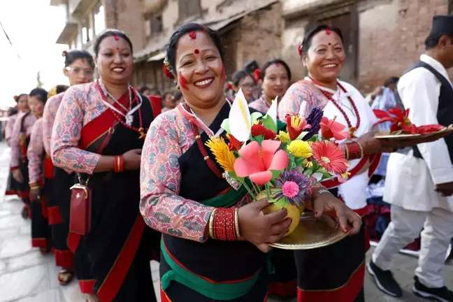 Nepal'de İndrayani Festivali'nde Geleneksel Kıyafetlerle Kutlama