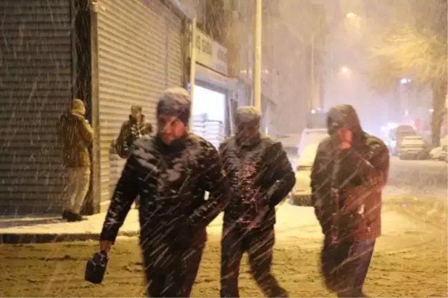 Van'da Kar Yağışı: Vatandaşlar ve Sürücüler Zor Anlar Yaşadı