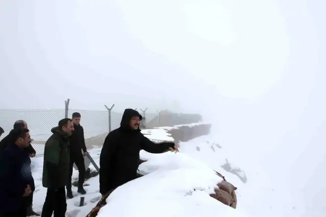 Hakkari Valisi ve Belediye Başkan Vekili Ali Çelik, askerlerle bir araya geldi