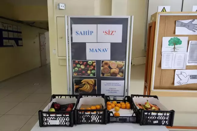 Bilecik Valisi Şefik Aygöl, Murat Hüdavendigar Ortaokulu'nda 'Sahip'siz Manav' bölümünden alışveriş yaptı