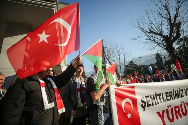 Bursa'da Şehitleri Anma ve Filistin'e Destek Yürüyüşü Düzenlendi