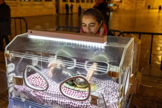Filistinli Sanatçı Gazze'deki Çocuklara Dikkat Çekmek İçin Beytüllahim'de Eylem Yaptı