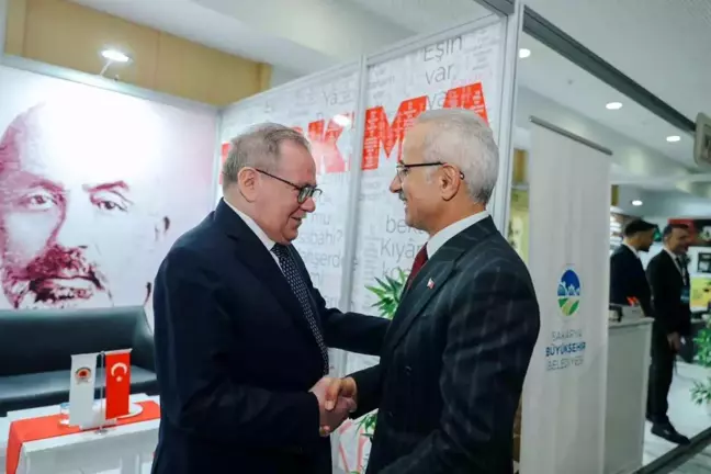 Ulaştırma Bakanı Uraloğlu, Samsun Büyükşehir Belediyesi standını ziyaret etti