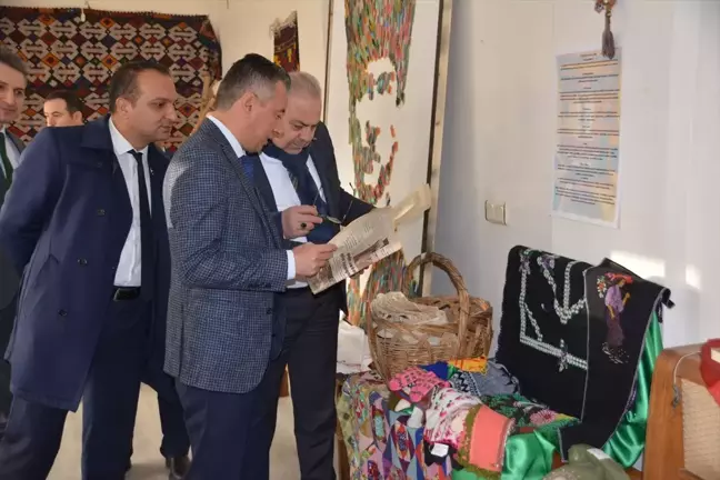 Banaz Bilim ve Sanat Merkezi'nde 'Zamanın Dansı' sergisi açıldı