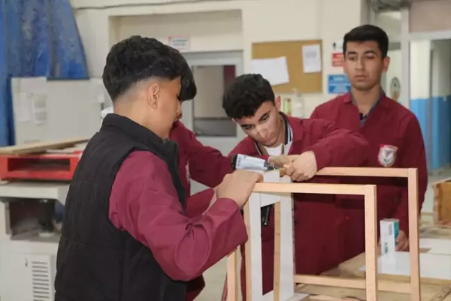 Silopi'deki öğrenciler atık malzemelerden kedi ve kuşlar için yuva yapıyor