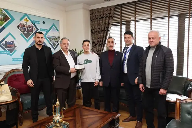 Talas Belediye Başkanı Mustafa Yalçın, Türkiye Büyükler Boks Şampiyonası'nda ikinci olan Levent Arıkan'ı ağırladı