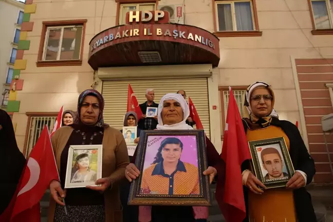 Diyarbakır'da annelerin evlat nöbetine bir aile daha katıldı