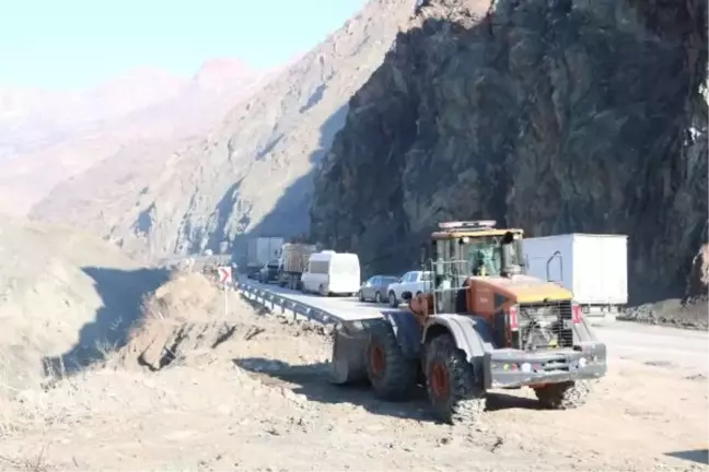 Hakkari'de heyelan sonrası Yüksekova-Van kara yolu ulaşıma açıldı
