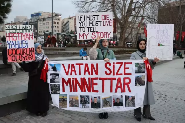Beşiktaş'ta Üniversite Öğrencileri Şehitler ve Gazze İçin Bir Araya Geldi