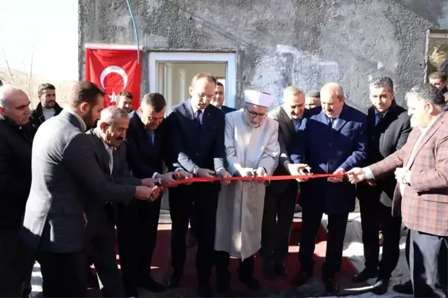 Erzurum'un Karayazı ilçesi Aşağı Çıkılgan Mahallesi Camii dualarla ibadete açıldı