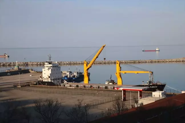Zonguldak açıklarında makine arızası veren demir yüklü gemi limana çekildi