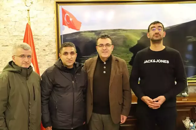 Ardahan Belediye Başkanı Faruk Demir, gazetecilere ödül verdi