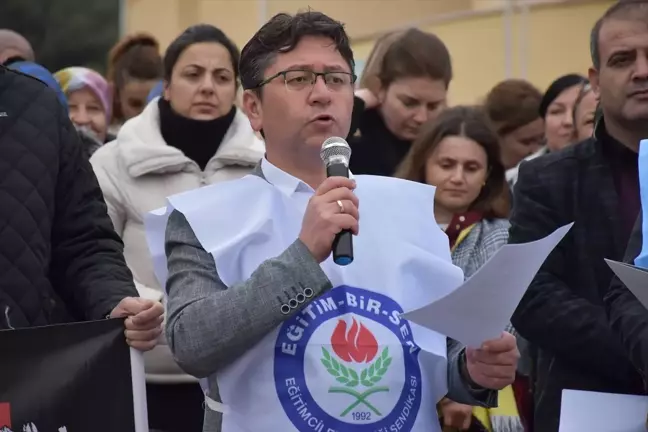 Bilecik'te Öğretmene Şiddet Protesto Edildi