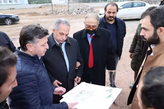 Talas Belediye Başkanı Mustafa Yalçın, Millet Bahçesi içerisinde yapımı süren eğitim kampüsünde incelemelerde bulundu