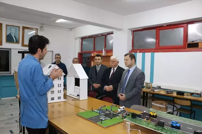 Of Kaymakamı Yiğit Yaşar Demirer, Of Hacı Mehmet Bahattin Ulusoy Mesleki ve Teknik Anadolu Lisesini ziyaret etti