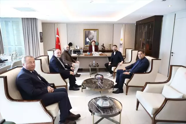 Meral Akşener, gazeteci Serkan Kafkas ve Süha Çardaklı ile görüştü