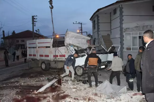 Konya'da küçükbaş hayvan yüklü kamyonet devrildi, 2 kişi hayatını kaybetti